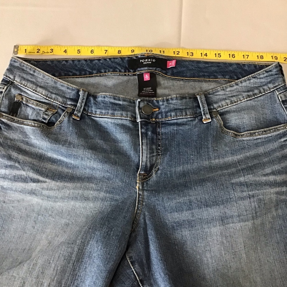 Torrid Woman’s Medium Wash Mid Rise Cropped Leg Zip Skinny Jeans - Picture 8 of 12